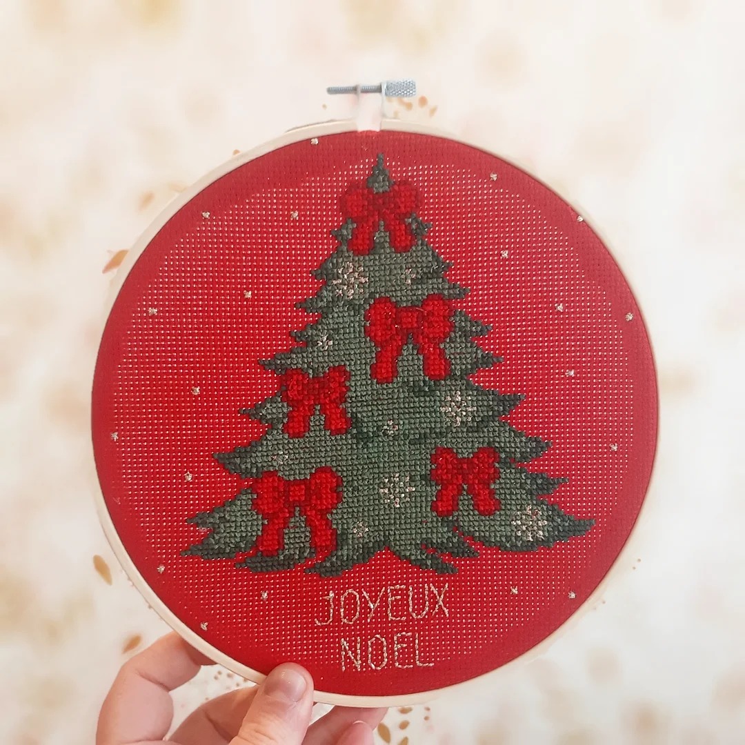 Baker Ross Lot de 6 kits de broderie au point de croix en bois pour décoration de Noël Idéal pour les loisirs créatifs des enfants, cadeaux, souvenirs